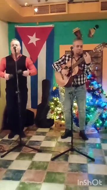 Музыканты-близнецы из Кубы выступают