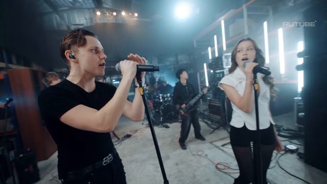 Ваня Дмитриенко & Аня Пересильд силуэт
