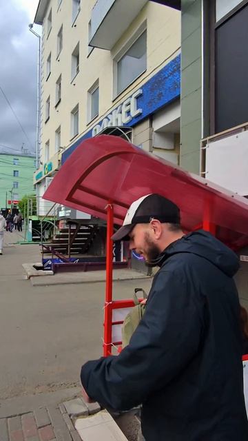 Чуть не набросился с молотом