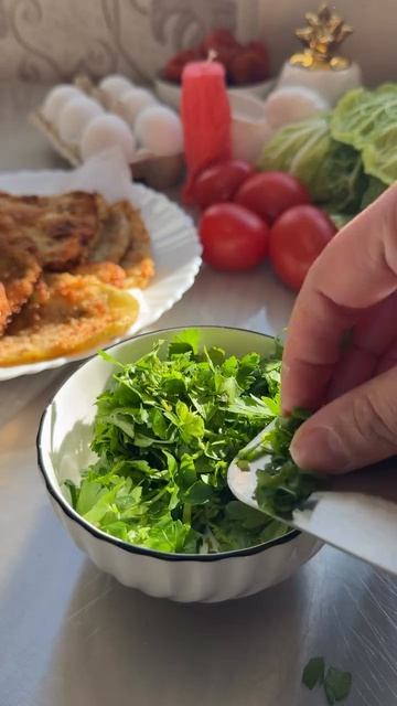 Баклажаны фаршированные помидорами и зеленью 