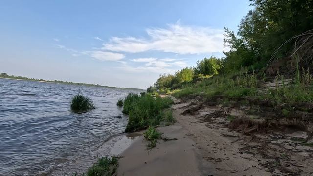 катание на велосипеде вдоль реки