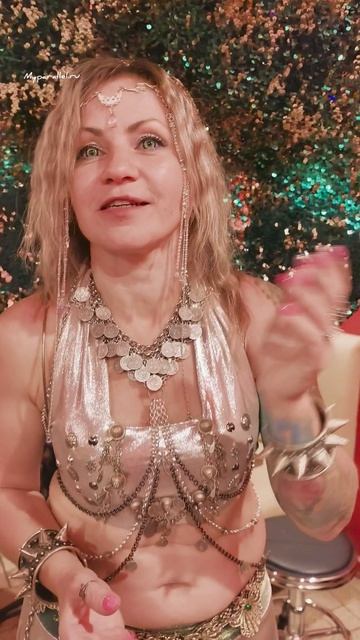 Елена Гурова в образе кобры