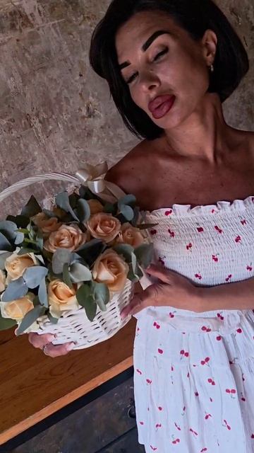 Корзина цветов с эвкалиптом «Искренняя радость»