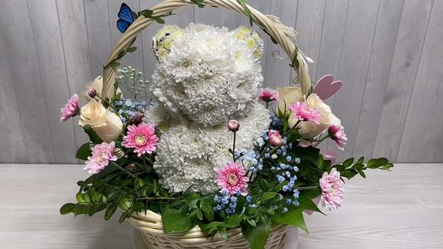 Белый медведь из цветов — оригинальный подарок в корзине