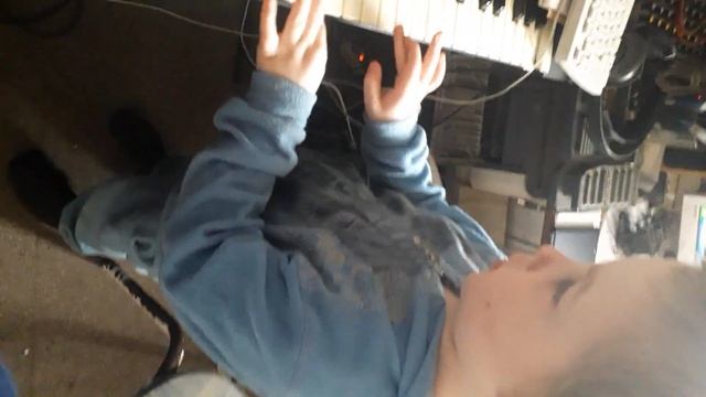 Игра в синтезатор))