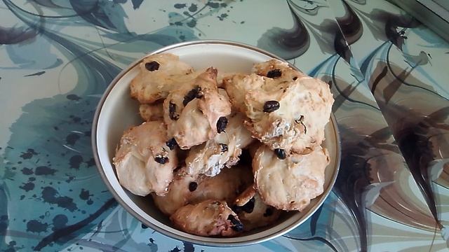 Булочки с изюмом.