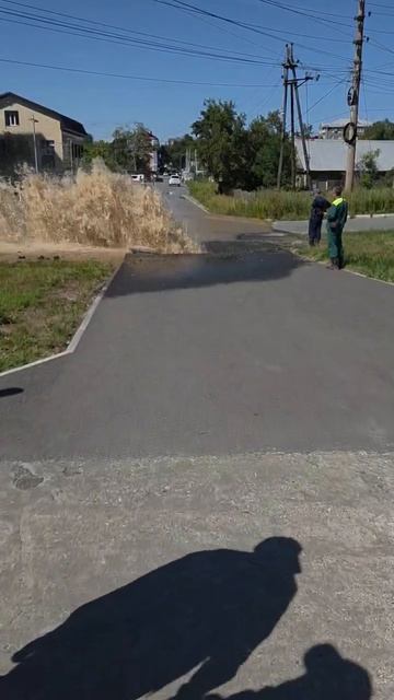 Вода фонтанирует посреди Южно-Сахалинска