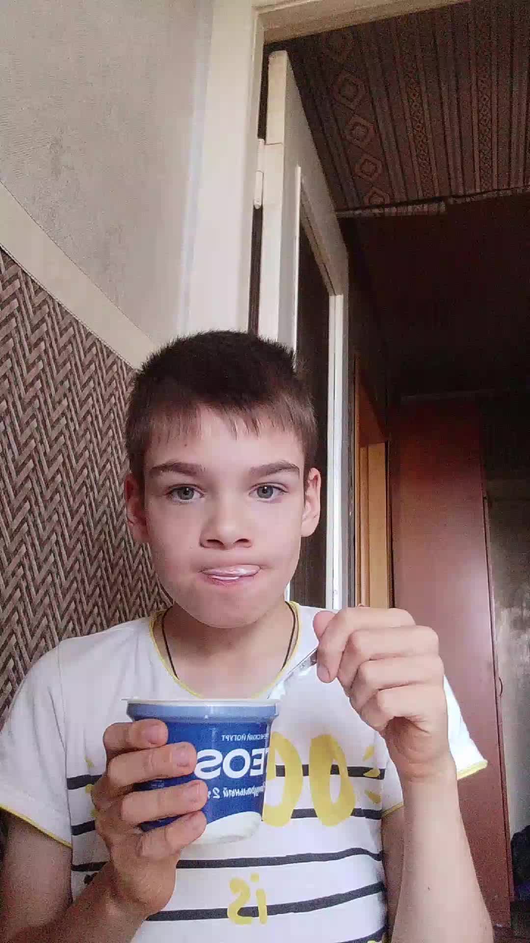 кушаю йогурт теос