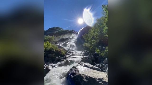 На встрече с водопадом.
