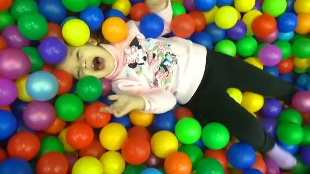 VLOG Мегалэнд парк развлечений Алиса играет с детьми kids indoor intertainment center