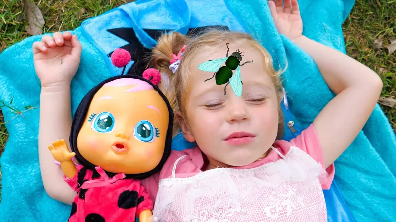 Настя и кукла-малышка хотят спать Видео для детей