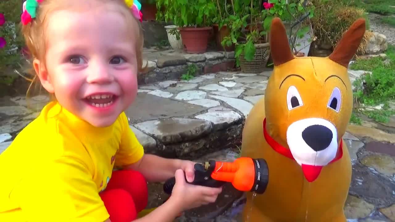 Настя играет с игрушечным Максом и лечит его ногу