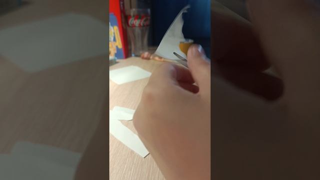 бумажная рука на которой можно рисовать
