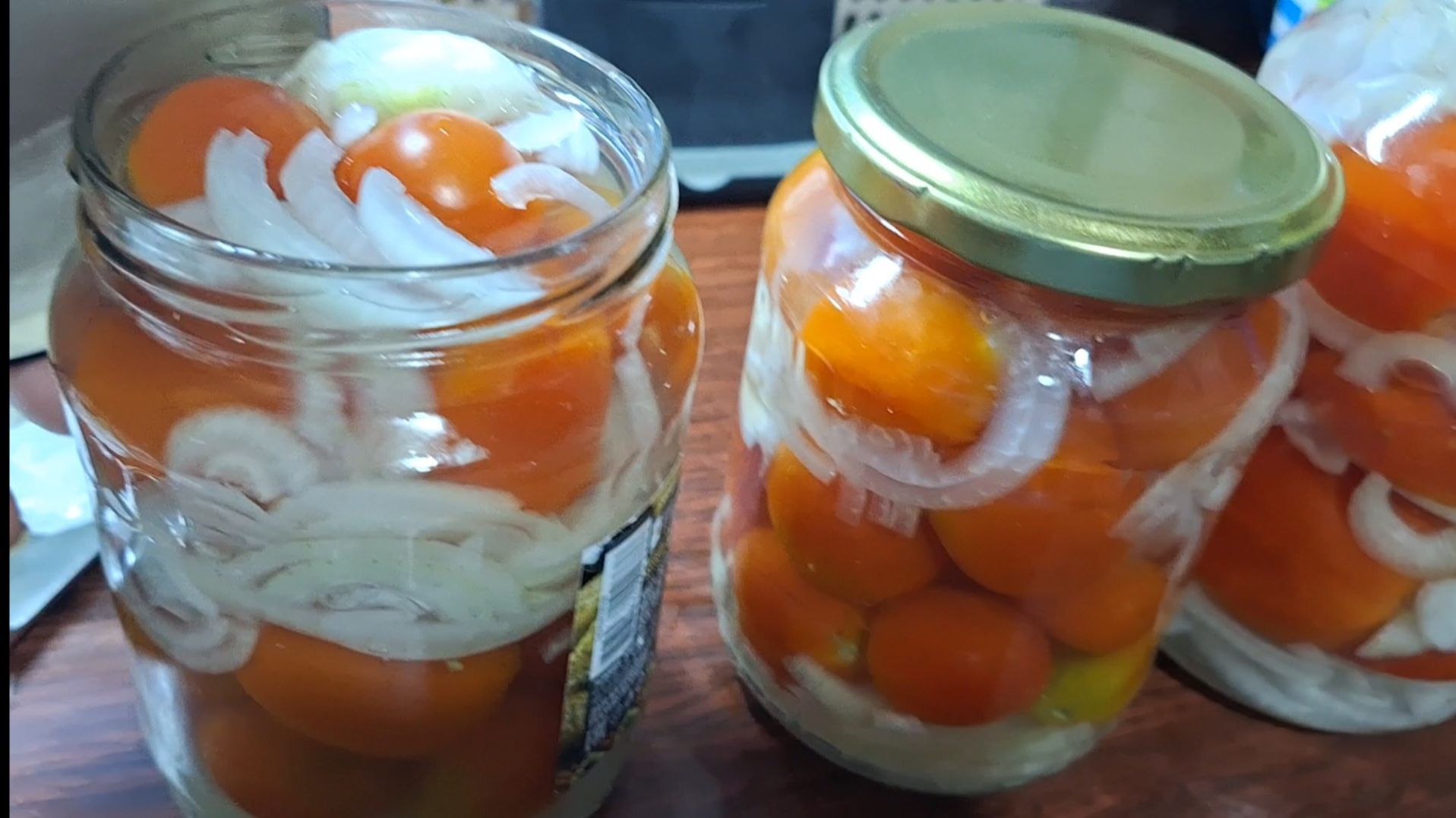 Резанные помидоры с луком-делаю заготовку.