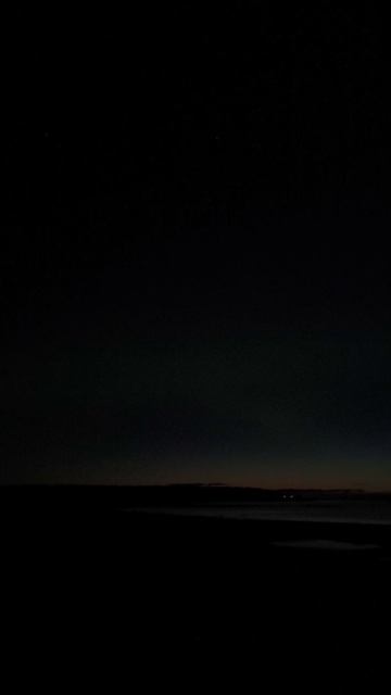 Aurora Borealis над озером ночью