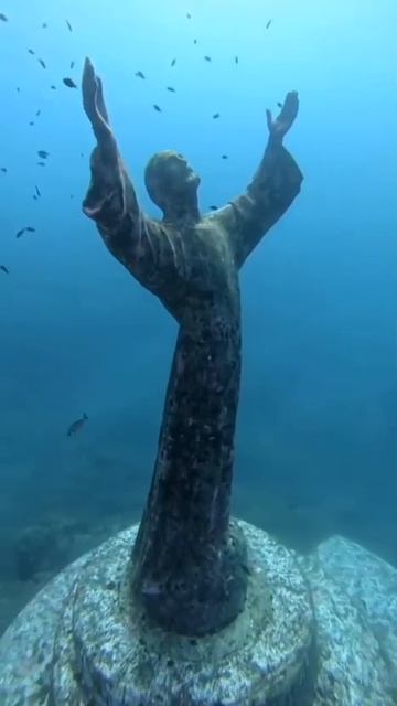 Статуя на морском дне ,близ Генуи