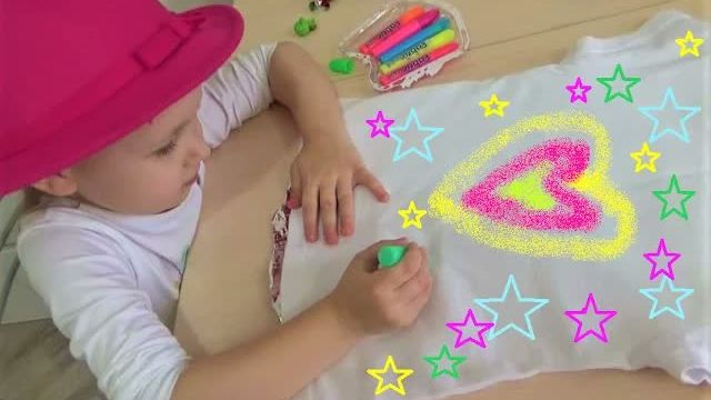 Алиса раскрашивает футболку ФЛОМАСТЕРАМИ ! Что у неё получится