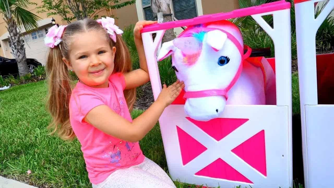 Диана и Рома катаются на игрушечной лошадке