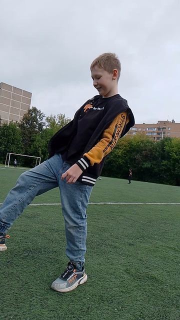 пытаюсь забить мяч