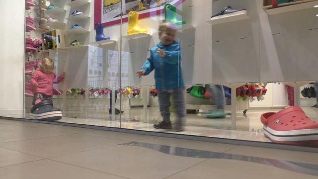 ★ Прикол. Меряем Гигантские Кроксы в Магазине Crocs в Киеве 크록스 #FindYourFun 캠페인 Giant Crocs