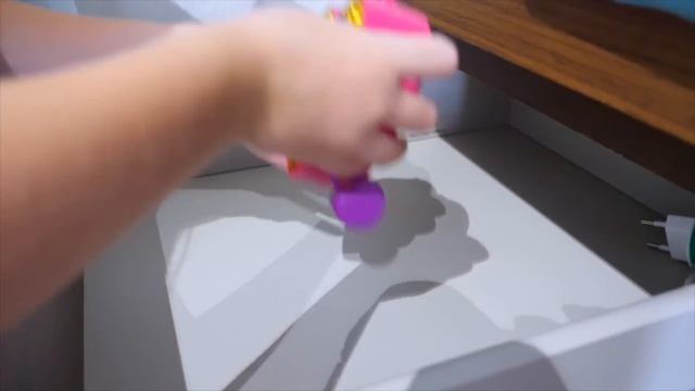 Настя и папа играют с забавными игрушками