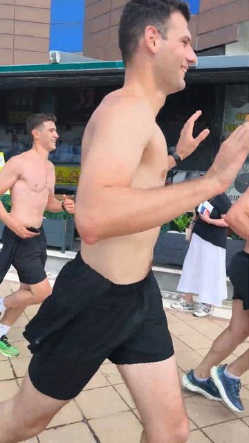 Парни восстанавливаются после ночи в баре! sports running fitness