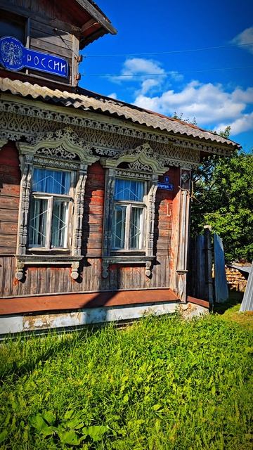 заброшенная почта с красивыми наличниками