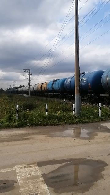 2тэ116у с приветливой бригадой проследует переезд