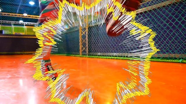 Никита и мама играют в центре развития для детей