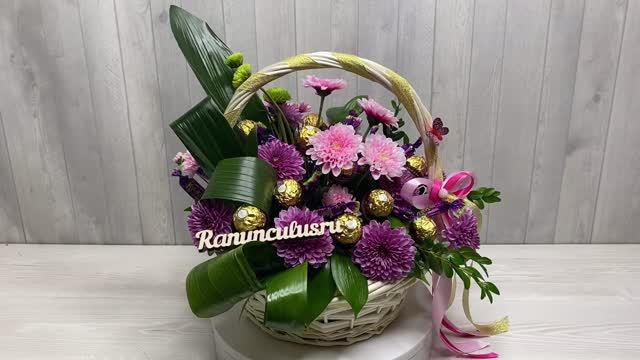 Корзина с хризантемами и конфетами