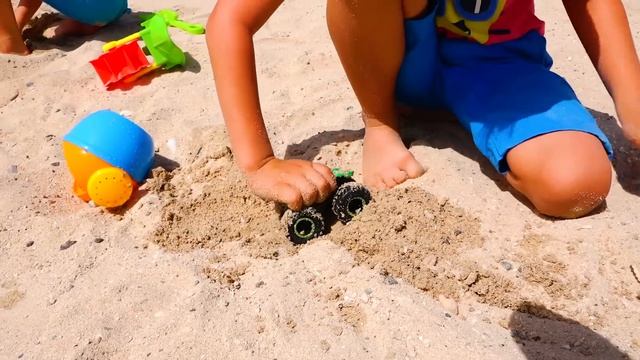 Влад и Никита играют с игрушечными грузовиками-монстрами | Машины Hot Wheels для детей