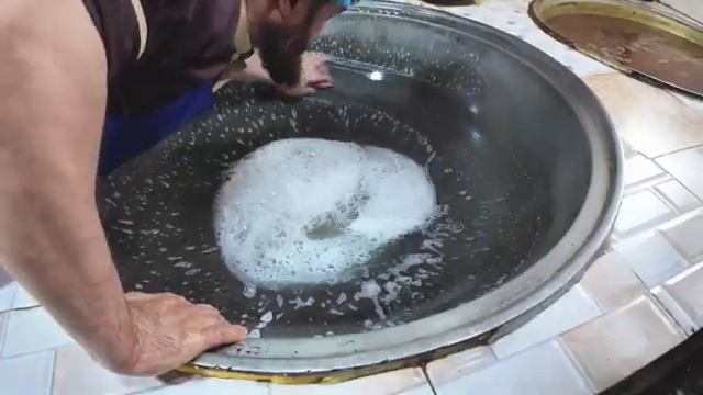 Самый известный кабульский плов (кабули-пулау) — уличная еда в Кабуле (Афганистан).