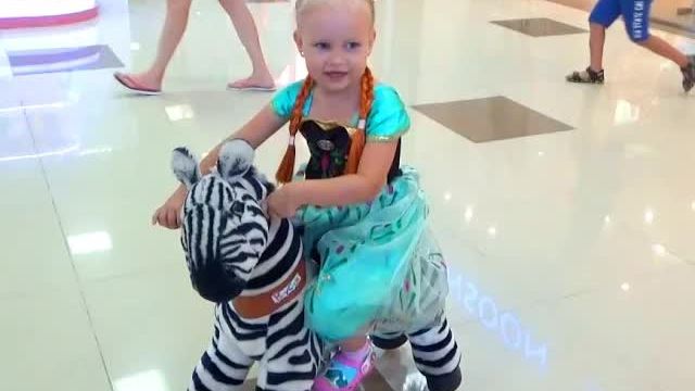 Алиса Холодное Сердце в парке развлечений Острова Alice Frozen At The Amusement Park Islan