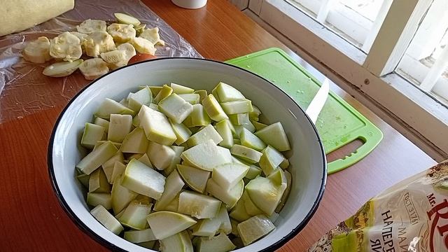 Запеканка из кабачка и куриной грудки .