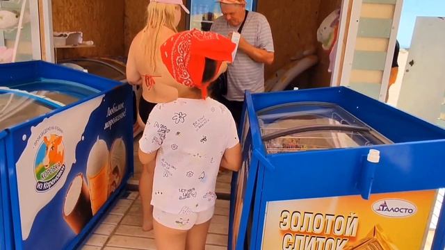 Идем покупать мороженое на пляже таких мест много.