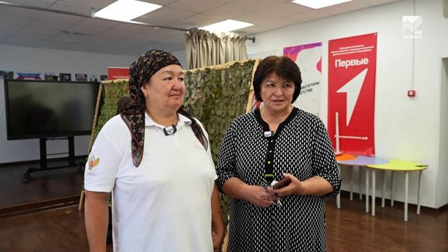 Маскировочные сети для СВО плетут волонтеры в Кызыл-Юрте