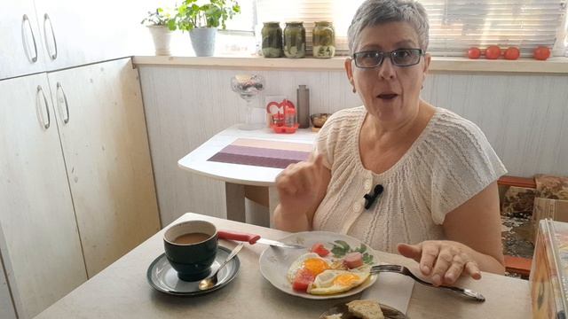 #Мукбанг,  на завтрак сосиска,глазунья,помидор,кофе с молоком и сахаром.Случай из автобуса.