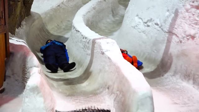 Влад и Никита весело играют с мамой и снегом в зимнем центре развлечений!