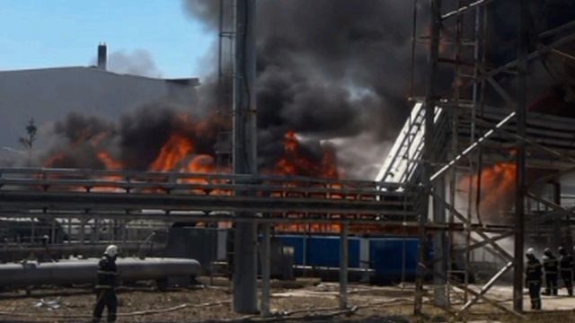 ❗️Один из крупнейших НПЗ горит в Казахстане

На нефтеперерабатывающем заводе в Атырау открытое пламя