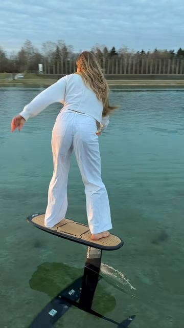 Satisfying White Pumpfoil ASMR Ride…🧜🏼♀️👀 #surfgirl #ootd #unreal #pumpfoiling #foiling