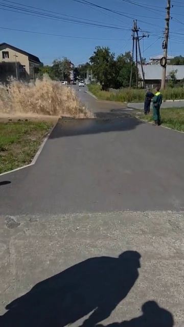 Вода фонтанирует посреди Южно-Сахалинска, 1
