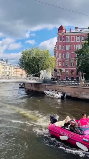 Легенда  Львиного  моста: если загадать желание и потереть лапу или нос льва оно сбудется.