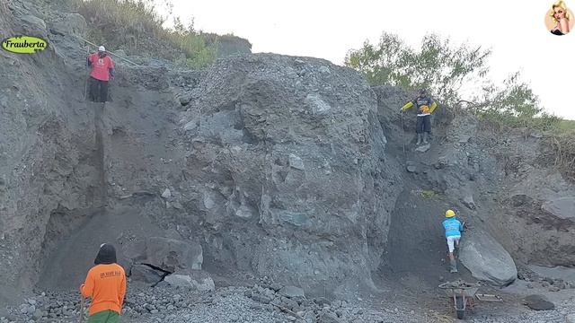 Строительство, шахтёры добывают песок в карьере
