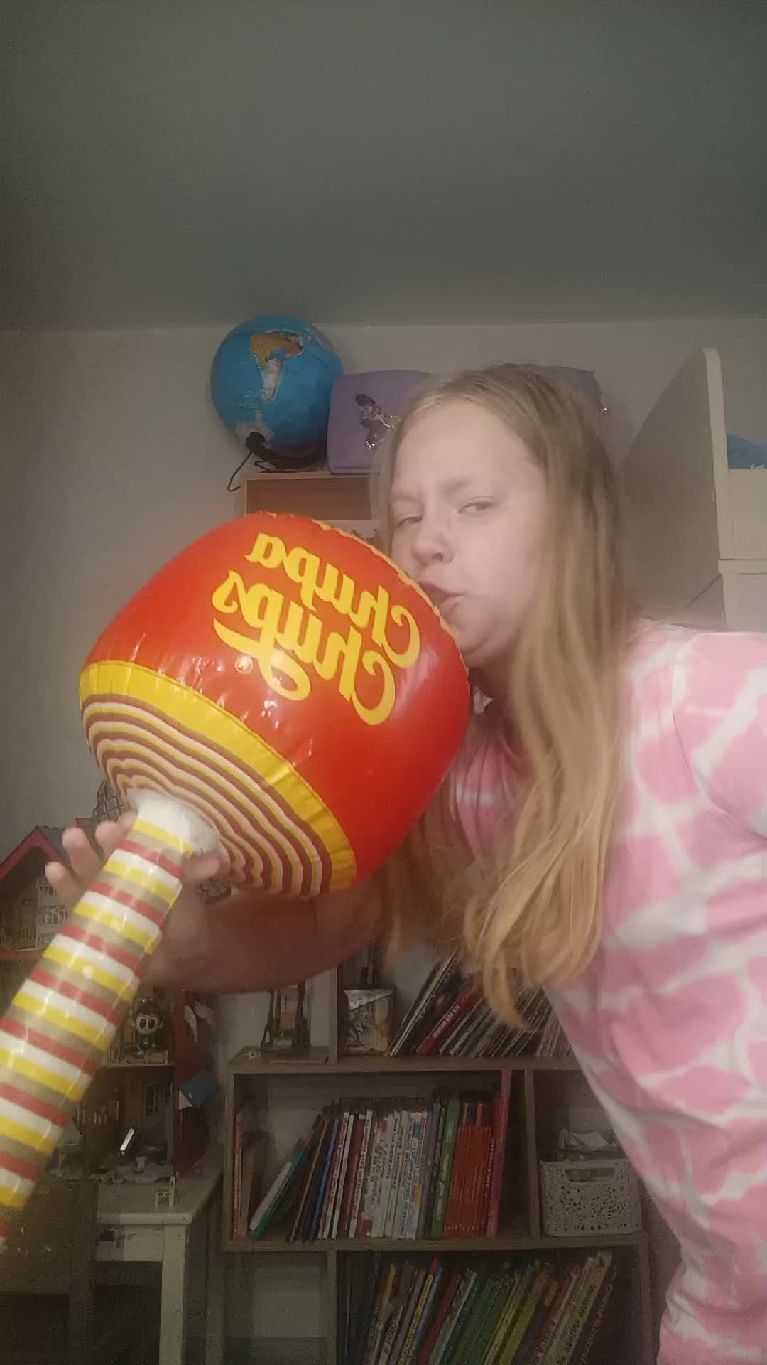 танцую под песню Холли БАМа.
