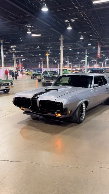Retro Cars Showcase