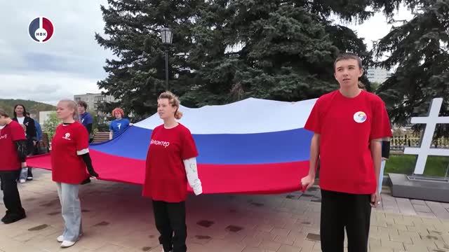 Три цвета великой страны: Новоуральск отметил День государственного флага Российской Федерации