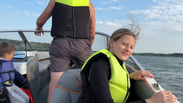 Водная прогулка на катере по Можайскому водохранилищу. Впитываем окружающую красоту