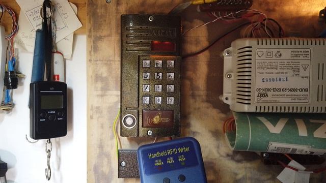Китайский копировщик бесконтактных ключей на 125 КГц - Флиппер на минималках :