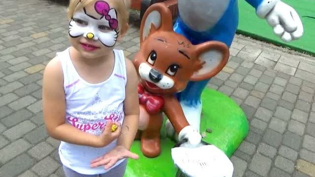 Алиса развлекается в парке Alice Having Fun In The Park