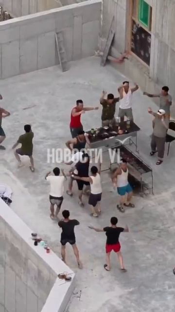 Северокорейские работяги устроили дискотеку под русские песни на стройке во Владивостоке.